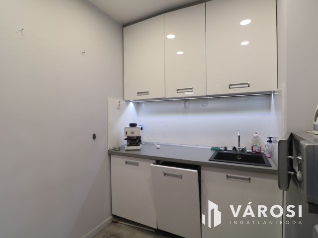 Utcafrontos,főldszinti,kirakatos szép üzlethelyiség eladó.