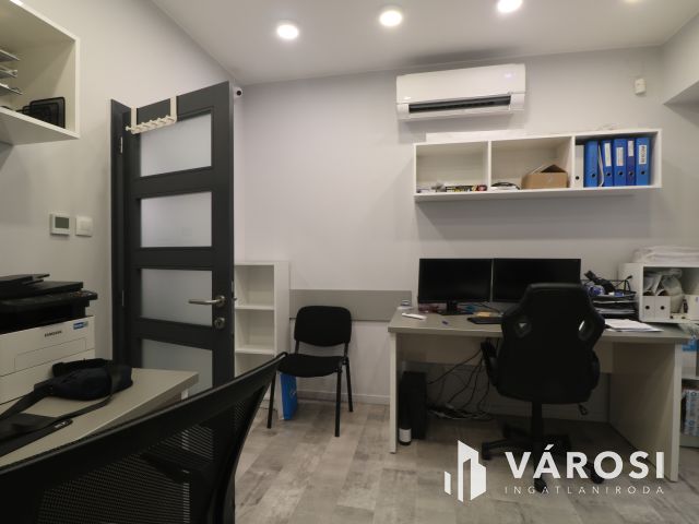 Utcafrontos,főldszinti,kirakatos szép üzlethelyiség eladó.