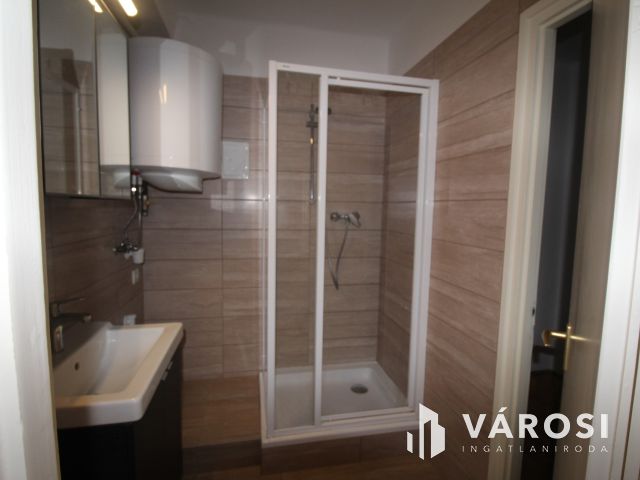 Napfényes, erkélyes, 2 szobás lakás a belvárosban