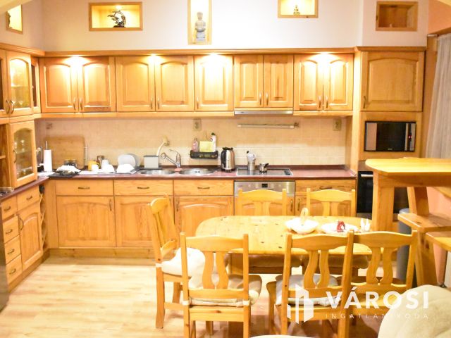 3 szobás felújított lakás egyedi panorámával a központban!