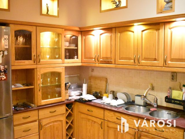 3 szobás felújított lakás egyedi panorámával a központban!