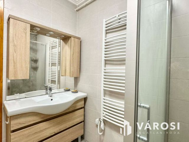 Belvárosi fiatalos szép lakás ELADÓ!