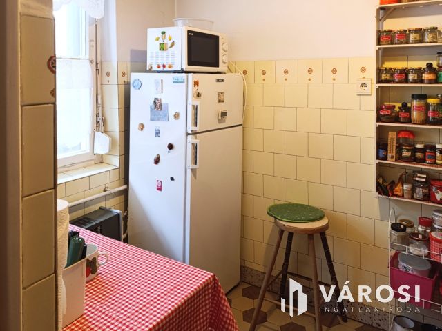 Körös-parton első emeleti, 2,5 szobás téglalakás eladó!