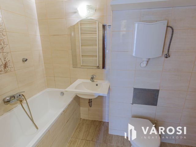 Jó elrendezés a TIK mellett és a belváros határán