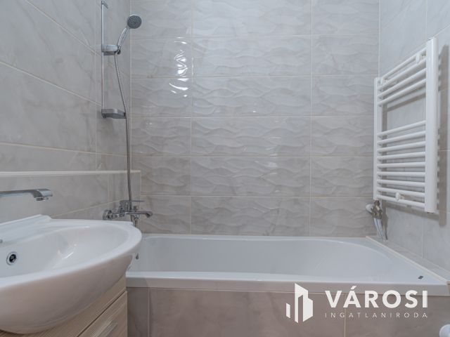 Teljesen felújított első emeleti lakás amerikai konyhával