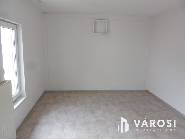 Profitot gyártó ház,jó befektetéssel együtt eladó.