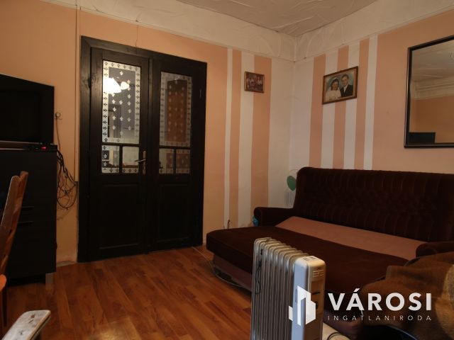 Felújítandó családiház - egy telek áráért Pomázon