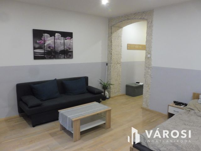 Tökéletes helyen,pénztárca barát kis lakás eladó.