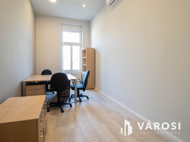 15 m2-es, 3. emeleti iroda kiadó a Podmaniczky utcában