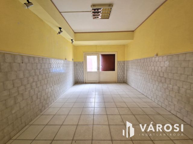 Lakhatásra kialakított, belvárosi, földszinti üzlethelyiség