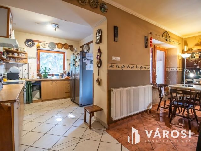 Felújított 5 szobás családi ház + 1 kislakás