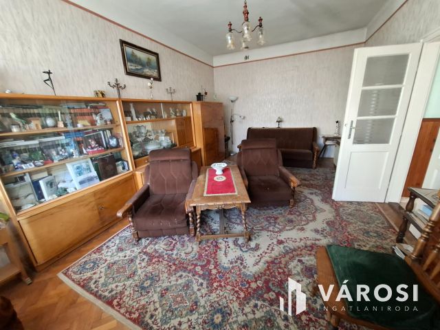 Két utcára nyíló kétszintes sorház