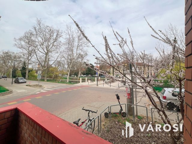 Legjobb helyen földszinti lakás garázzsal