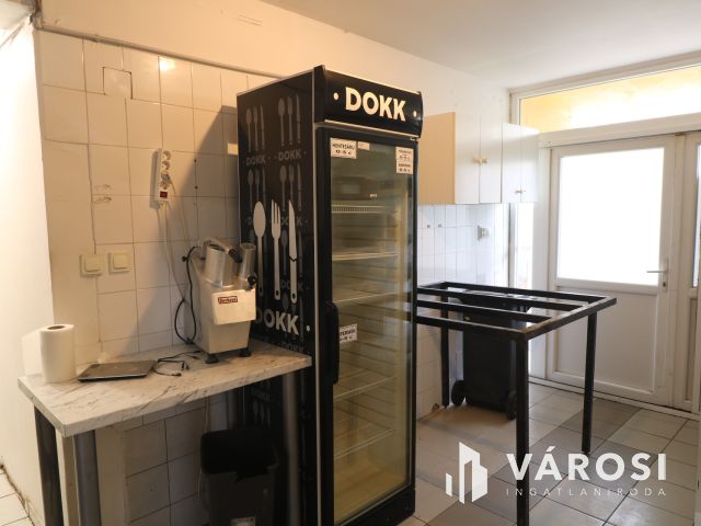 Szilléri sugárúton üzlethelyiség kiadó.