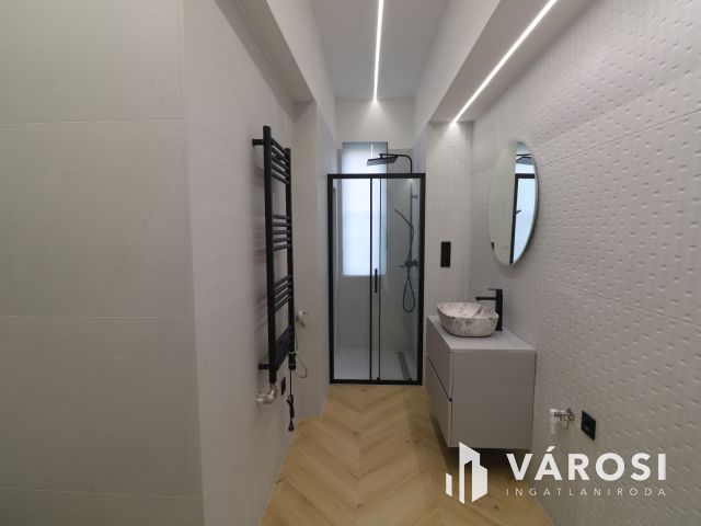 Belvárosi 1. emeleti modern lakás kiadó.