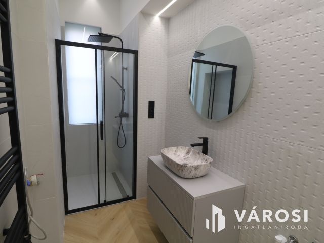 Belvárosi 1. emeleti modern lakás kiadó.