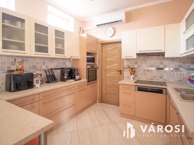 Jó állapotú, belvárosi polgári ház két lakrésszel