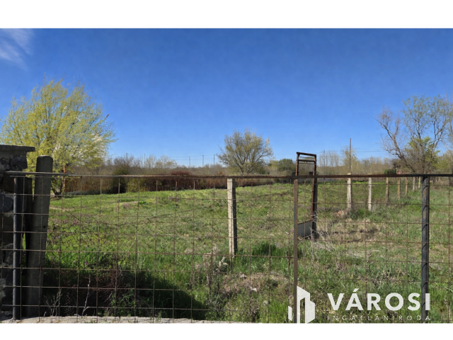 Főút melletti két utcára nyíló telek-Debrecen