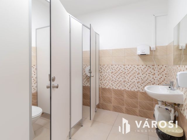 2. emeleti, 16 m2-es iroda kiadó Fáy utcai irodaépületben