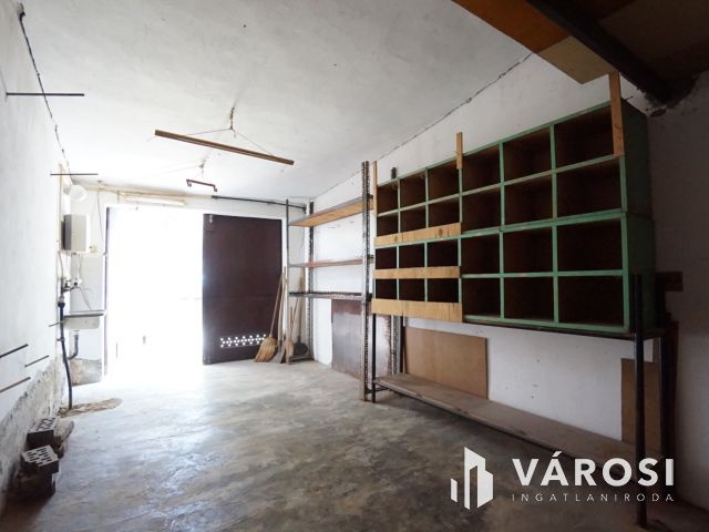 Eladó garázs az Űrhajós utcában