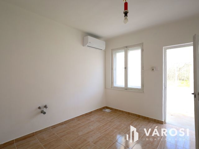 Napfény a város szélén.