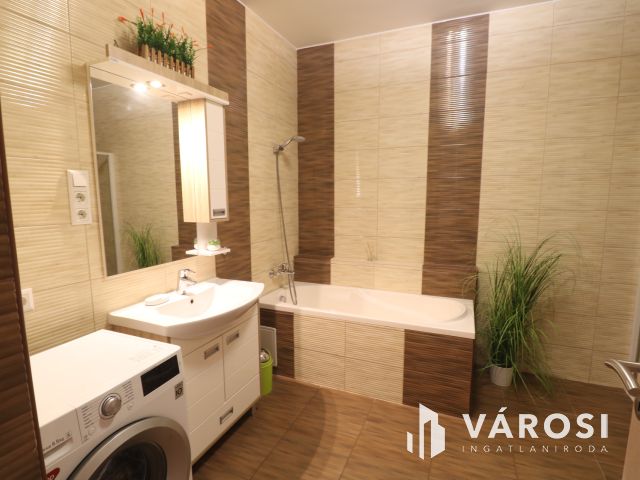 Családias lakóparkban 1. emelti lakás eladó.