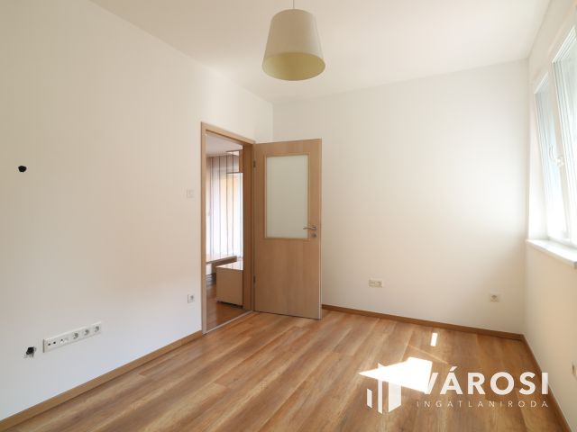Családias lakóparkban 1. emelti lakás eladó.