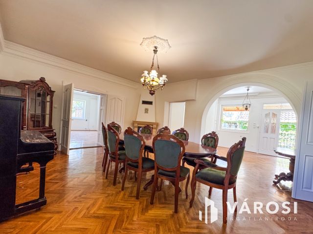 Napfényes belvárosi ház mindenhez közel