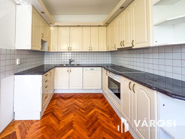 Napfényes belvárosi ház mindenhez közel