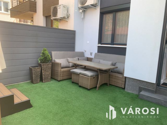 Kiadó prémium ikerház a Hatvan utcai kertben