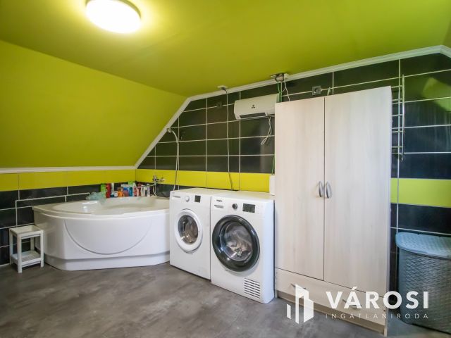 Kétgenerációs ikerház, saját kertrésszel