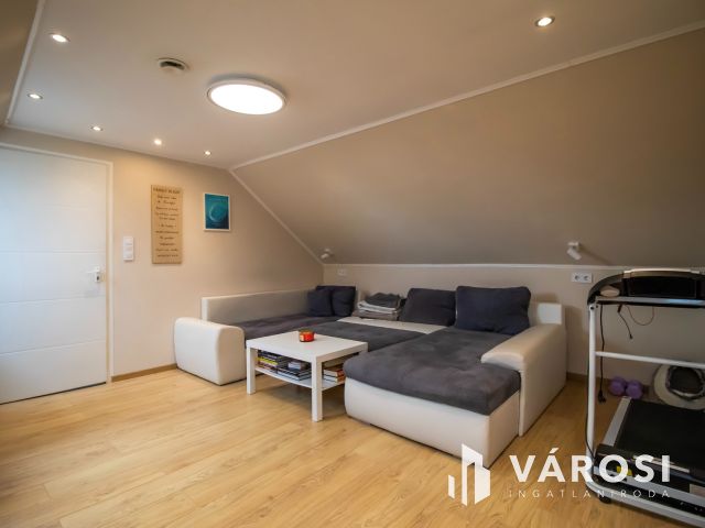 Kétgenerációs ikerház, saját kertrésszel