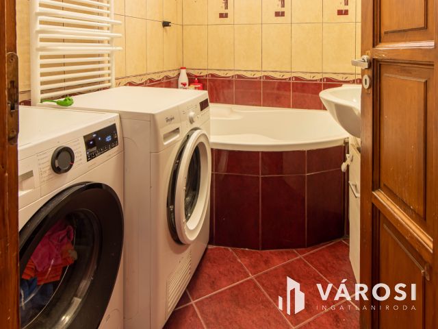 Napelem, medence, 3 garázs – ritka lehetőség Annavölgyön