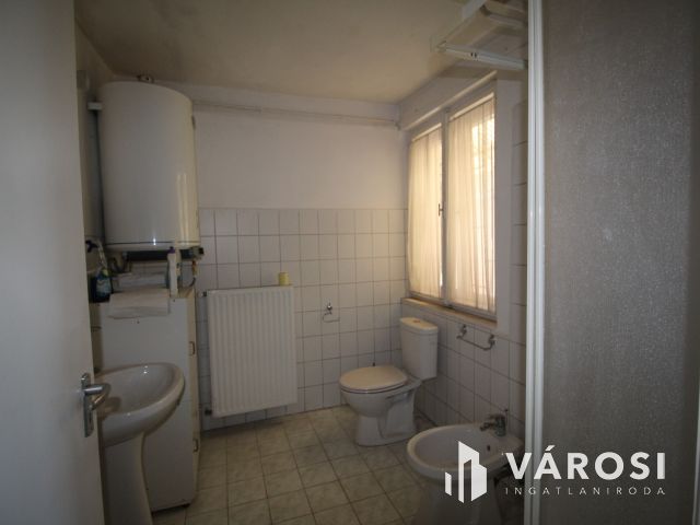 5 szobás, tágas ház Jákon