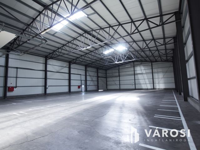 Kiváló állapotú, 2000 m2-es raktár, csarnok kiadó