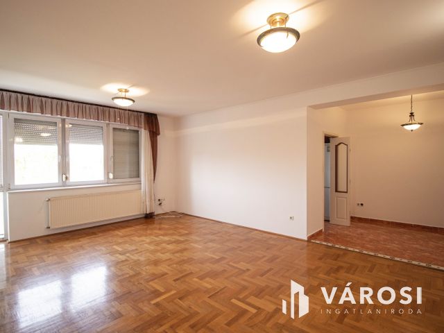 Erkélyes lakás eladó Győr Belváros, autóbeálló lehetőséggel